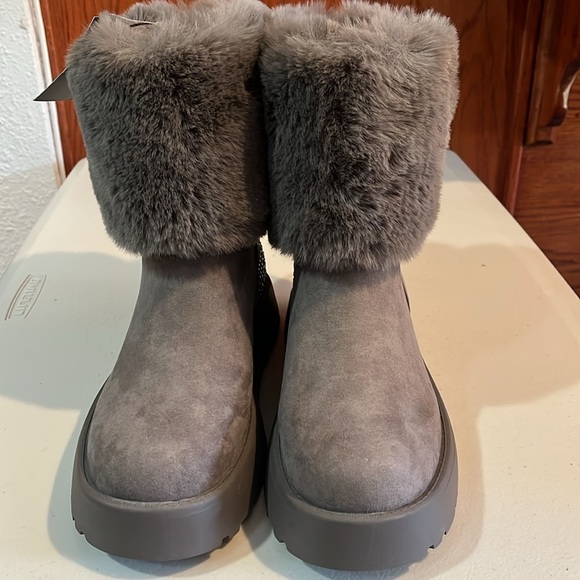 GBG LOS ÁNGELES WOMEN’S ALEYA.
FAUX SUEDE ANKLE BOOTS SIZE 8 Grey /silver. - Picture 3 of 6
